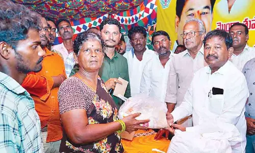 All cyclone-hit farmers will get compensation: Swamy