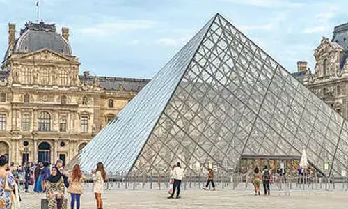 30-yr-old woman charged with criminal conspiracy in Louvre heist