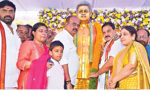 Union Minister unveils bronze statue of former minister Manikyala Rao