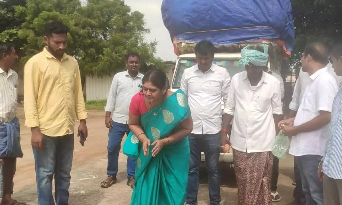 Cotton Procurement by CCI Begins in Gadwal; Farmers Struggle to Book Slots Due to ginning mills Shortage Cotton Procurement by CCI Begins in Gadwal; Farmers Struggle to Book Slots Due to ginning mills Shortage