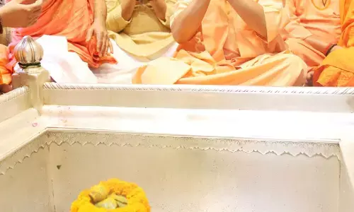 CM Yogi visits Kashi Vishwanath and Kal Bhairav temples, meets saints at Satua Baba Ashram