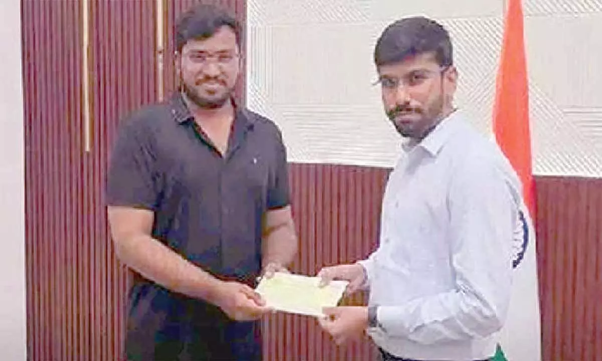 Collector receives Rs 5L donation Collector receives Rs 5L donation