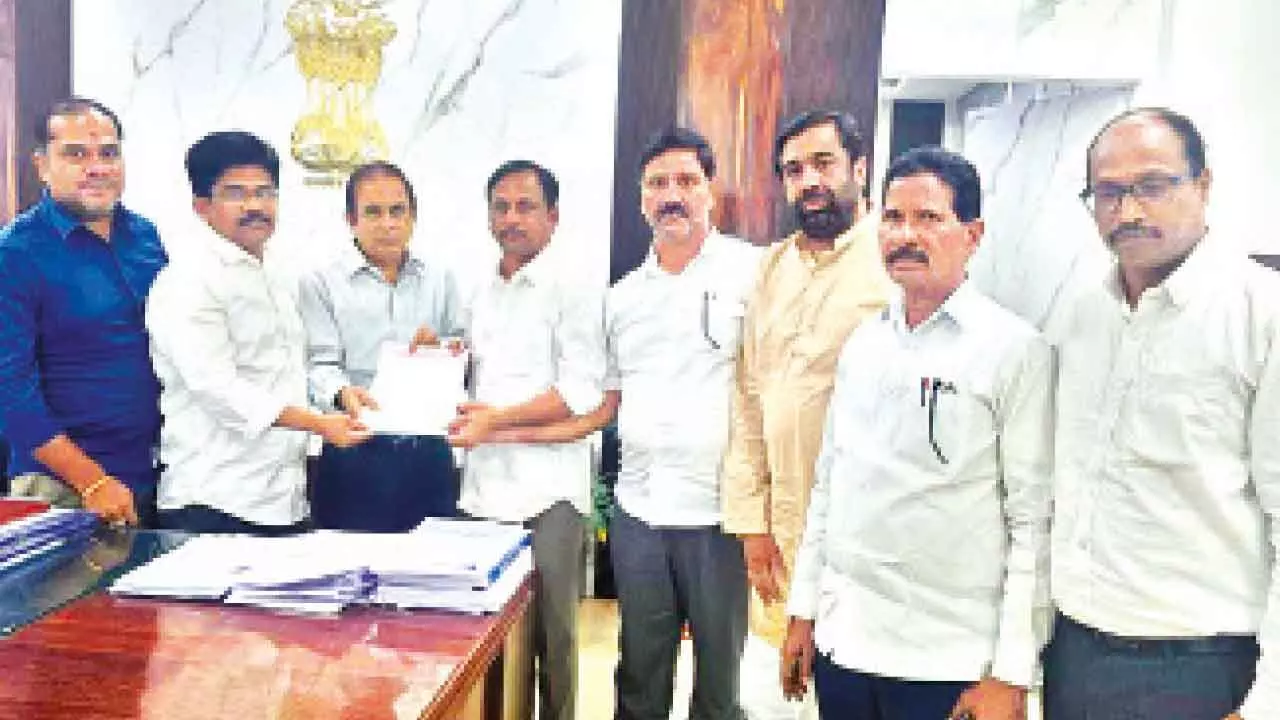 Minister Ponguleti’s PRO accused of campaigning for Cong