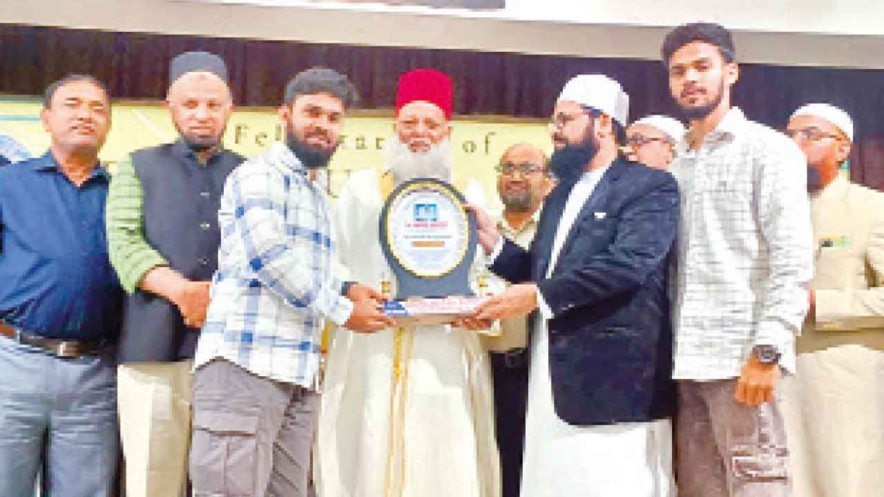 AIITA felicitates Dr Abdul Qadeer for receiving Sir Syed Award