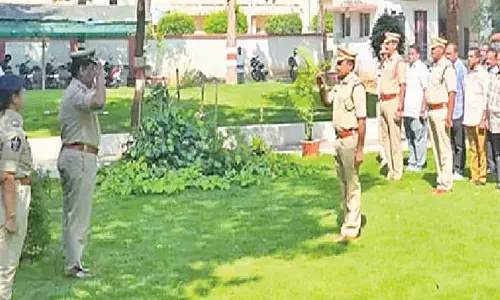 CP leads mass rendition of ‘Vande Mataram’