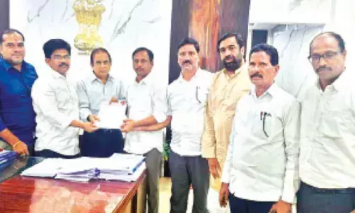 Minister Ponguleti’s PRO accused of campaigning for Cong