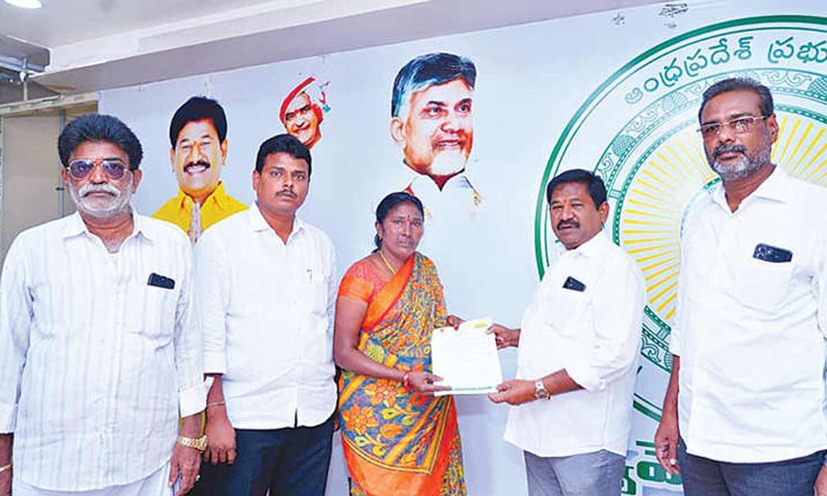 Minister Swamy distributes Rs 53.71 lakh in CMRF assistance