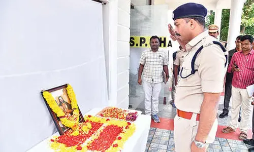 Prakasam cops pay tributes to Bhakta Kanakadasa