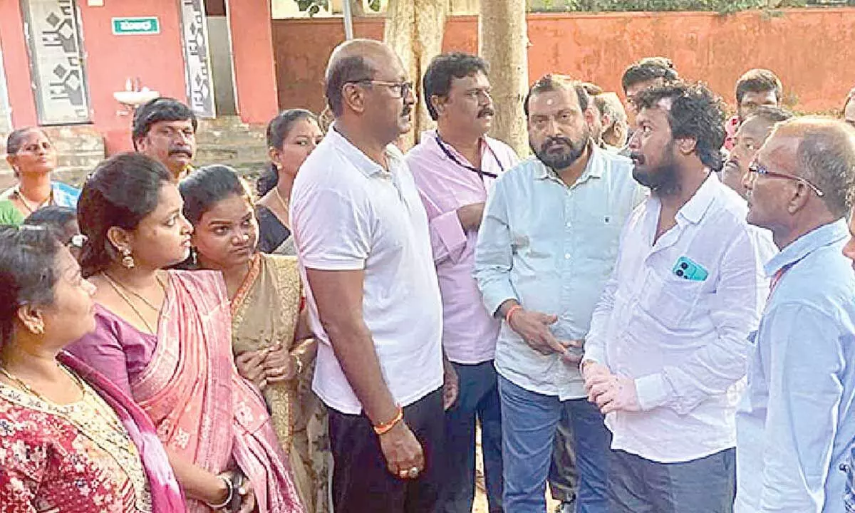 MLA assures to resolve parking issues at Marripalem Rythu Bazaar MLA assures to resolve parking issues at Marripalem Rythu Bazaar