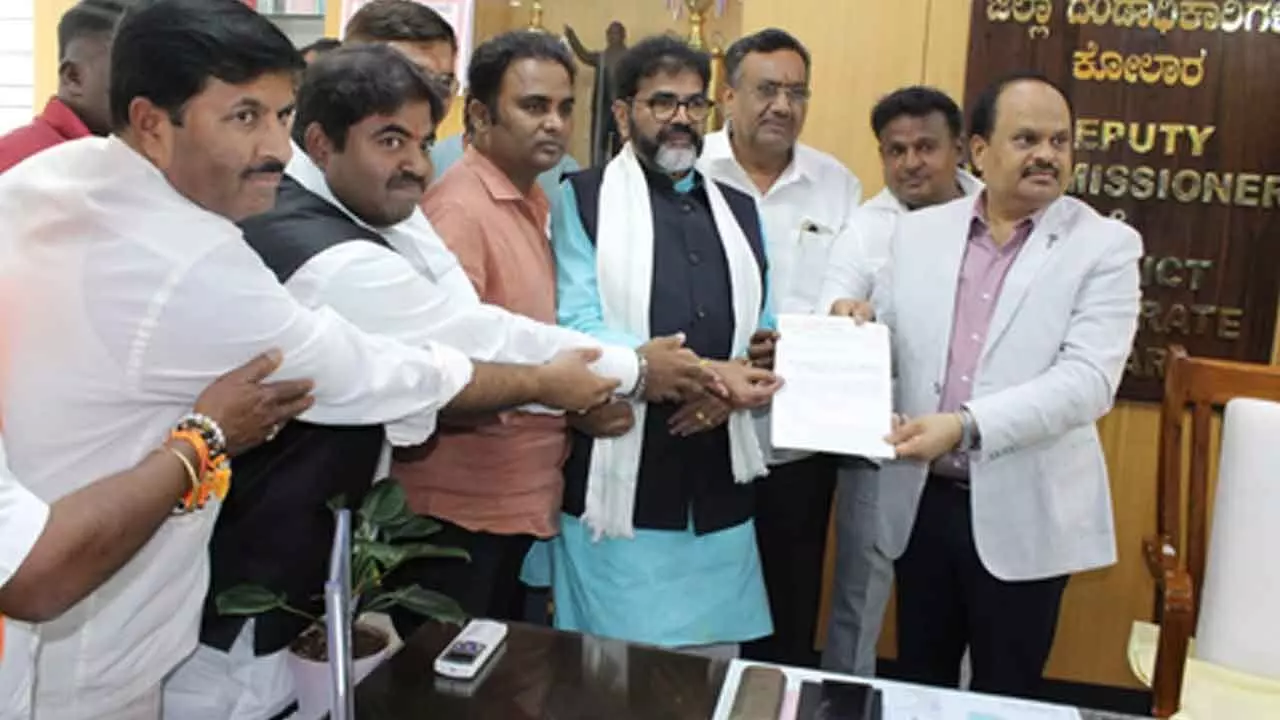 Ktaka: Recounting of votes in Malur Assembly seat tomorrow; BJP submits memorandum to DC, slams Cong Ktaka: Recounting of votes in Malur Assembly seat tomorrow; BJP submits memorandum to DC, slams Cong