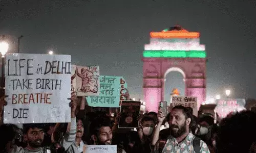 Parents and Children Among Those Detained at Delhi’s India Gate During Clean Air Demonstration