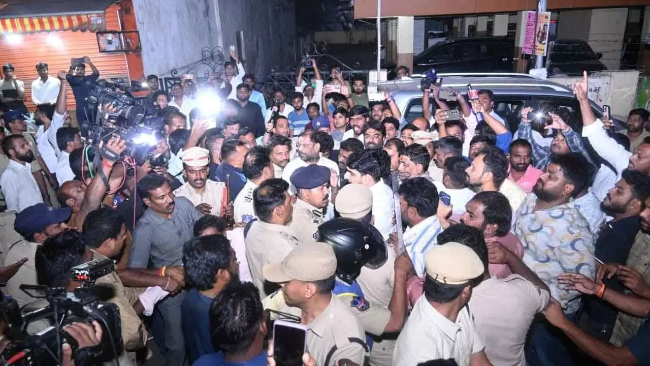 Stray incidents, scuffles and mild lathi-charge mar polling Stray incidents, scuffles and mild lathi-charge mar polling