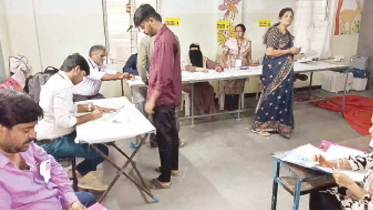 Hyd’bad Police played knight in shining armour during polling Hyd’bad Police played knight in shining armour during polling