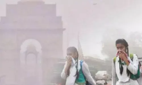 Persistent smog blankets Delhi again, with pollution levels showing no improvement