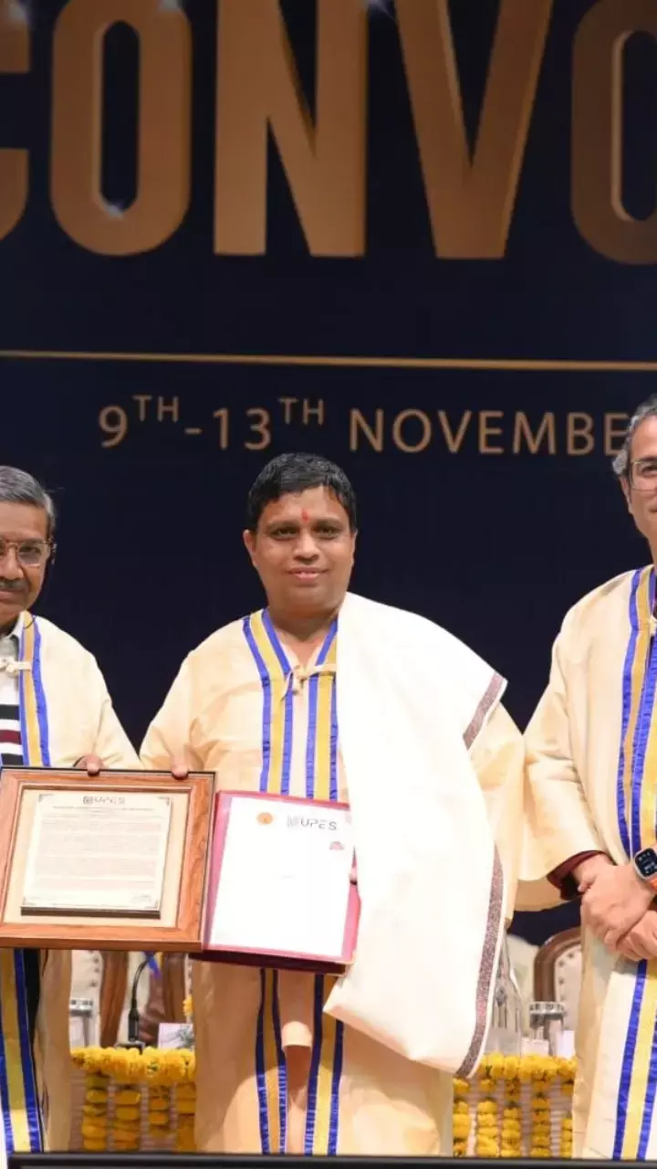 Press release  Acharya Balkrishna was the chief guest at the convocation ceremony of UPES School of Business.