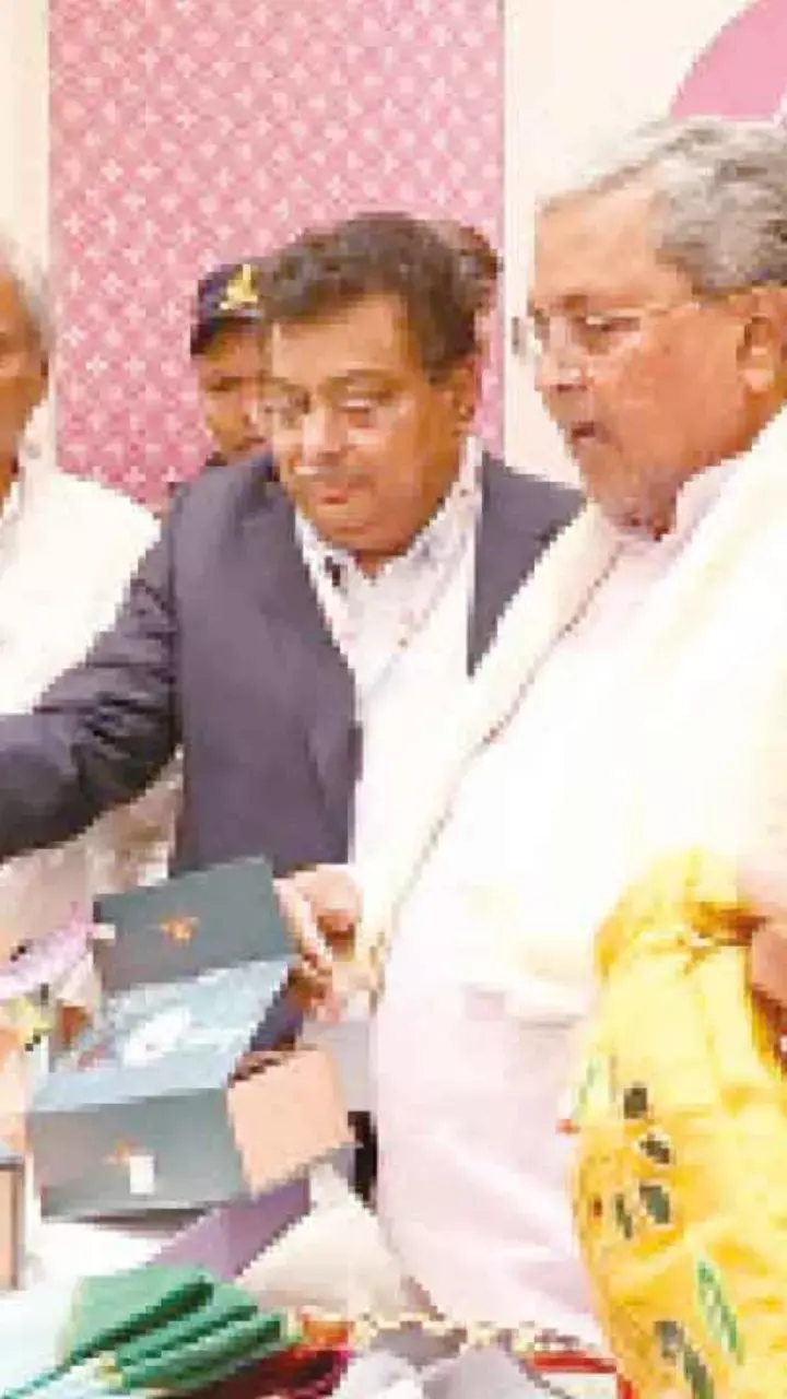 CM Sidda inaugurates ‘Kalaloka’ at KIA terminal CM Sidda inaugurates ‘Kalaloka’ at KIA terminal