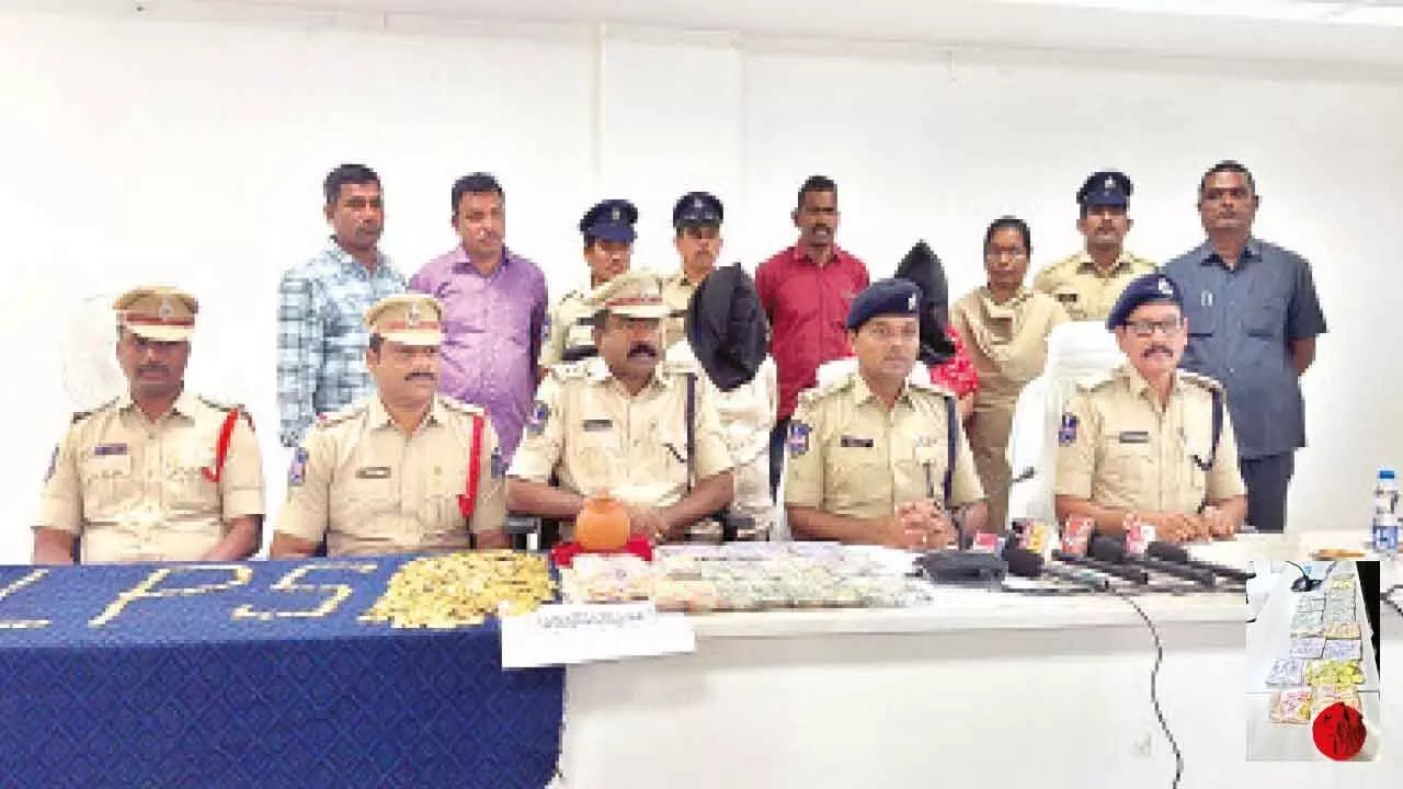 Women cheating people in name of unearthing treasure held