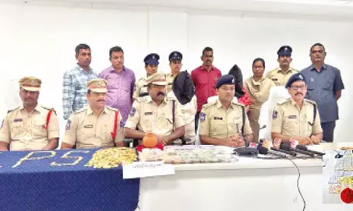 Women cheating people in name of unearthing treasure held