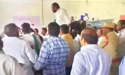 Kalyana Lakshmi cheque distribution: Cong leaders watch helplessly as BRS workers capture dais
