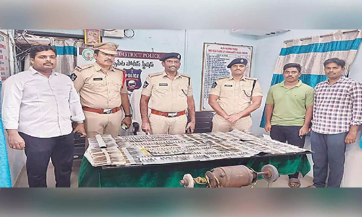 Three held, 400 knives, machine seized