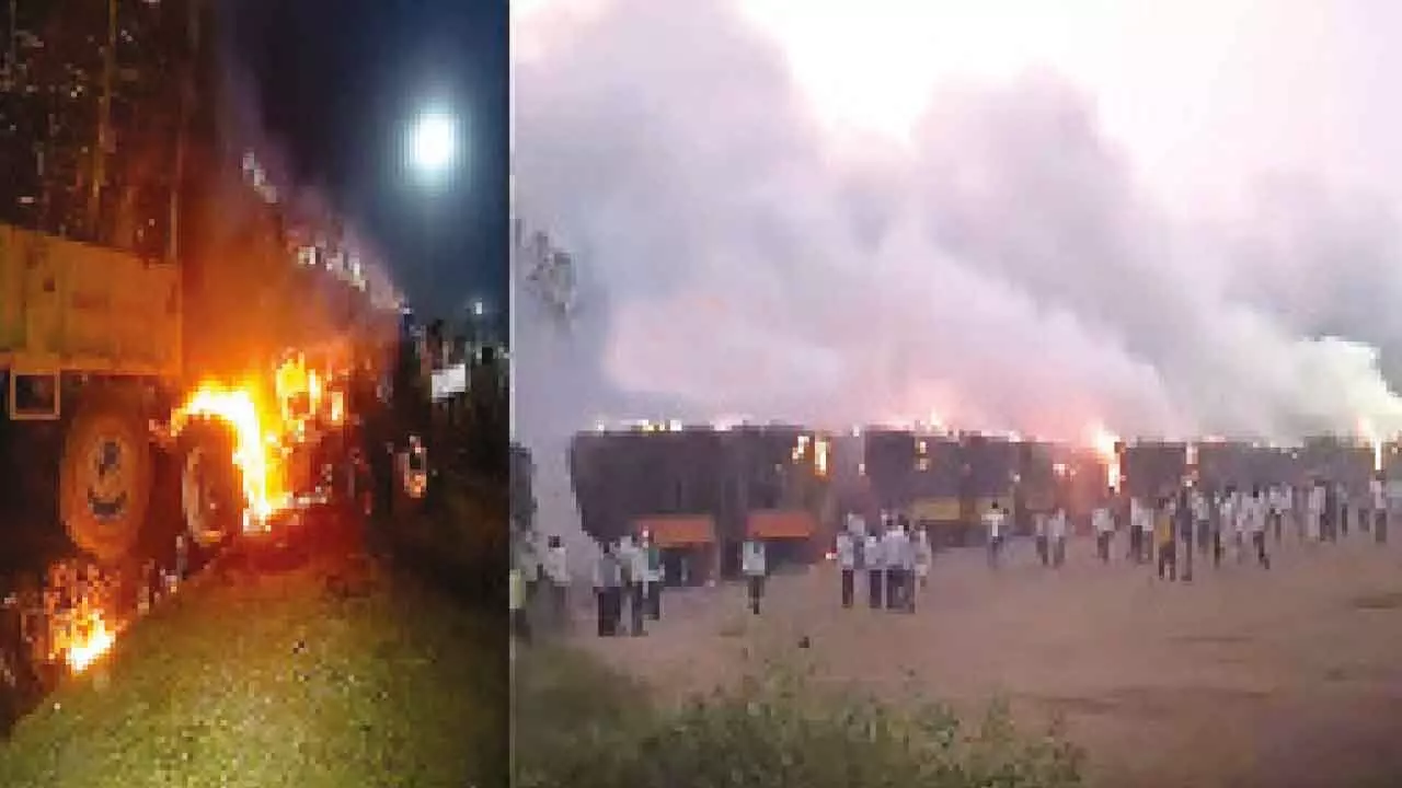 Tension grips Mudhol taluk: Tractors carrying sugarcane torched amid farmers’ protest Tension grips Mudhol taluk: Tractors carrying sugarcane torched amid farmers’ protest