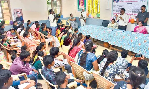 Prefer books to phones, students told