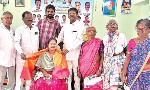 Official felicitated for yeoman services