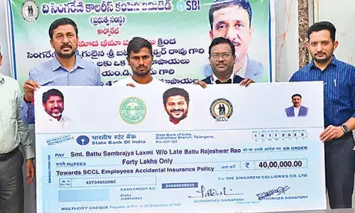 SCCL hands over Rs 1 cr accident insurance cheque