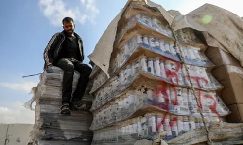 UN humanitarians start collecting supplies offloaded at Zikim crossing in northern Gaza