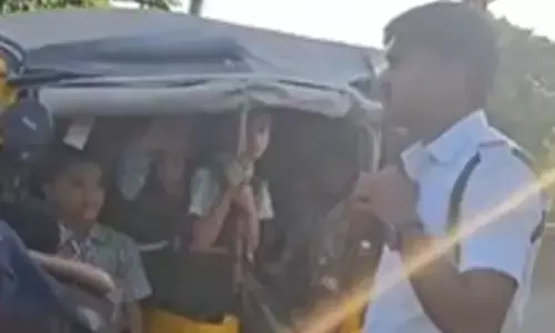 Autos Overloading School Children Seized by Traffic Police