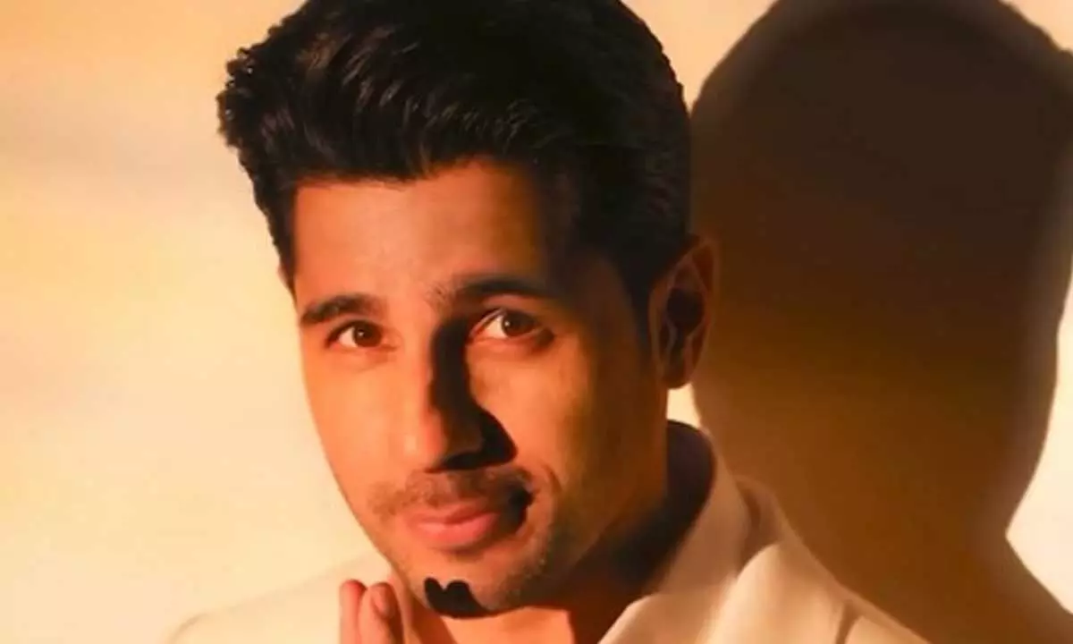 Sidharth Malhotra gives a sneak peek into ‘in the spotlight where the story begins’ Sidharth Malhotra gives a sneak peek into ‘in the spotlight where the story begins’
