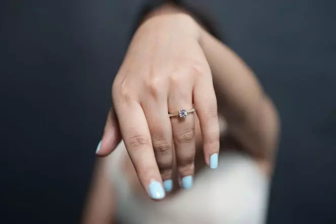 How Light Weight Solitaire Rings Are Changing the Way Women Wear Diamonds