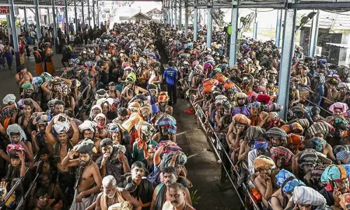 Sabarimala Imposes Entry Limits And New Crowd Controls After Massive Pilgrim Rush Sabarimala Imposes Entry Limits And New Crowd Controls After Massive Pilgrim Rush