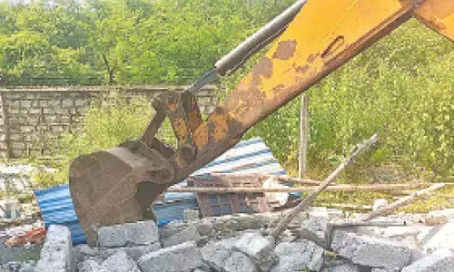 HYDRAA clears encroachment at Karmanghat Park site