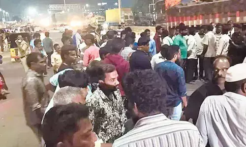 3 die as speeding lorry rams into pedestrians