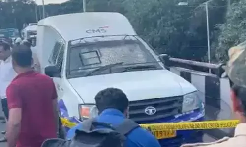 Men posing as govt officials intercept cash van, flee with Rs 7 cr