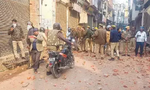 2 cops hurt in stone pelting in Etah