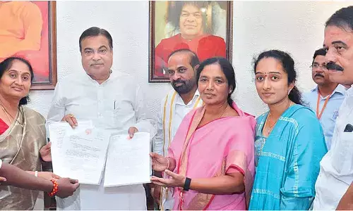 Ministers, MLAs submit memorandum to Nitin Gadkari