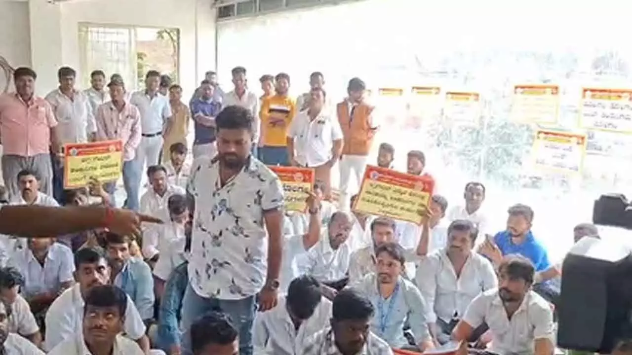 Bengaluru cab drivers storm Uber office, police lathicharge as protest turns chaotic Bengaluru cab drivers storm Uber office, police lathicharge as protest turns chaotic