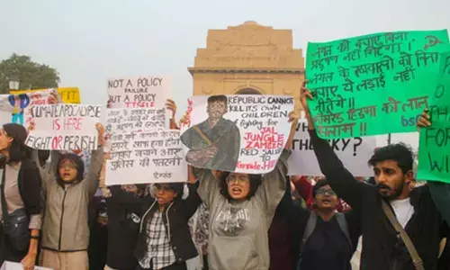 Delhi pollution protest: 22 detained after pepper spray chaos at India Gate