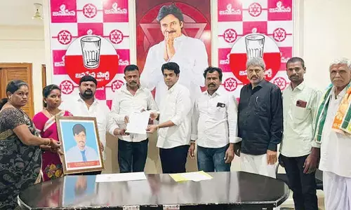 JSP hands over Rs 5 lakh to family of deceased activist