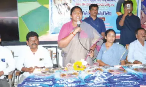 SHG women can open shops on highway during Medaram Jatara