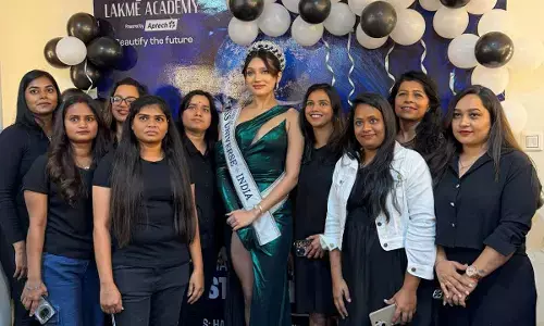 Amishi Kaushik with students of Lakme Academy Powered by Aptech, Bengaluru