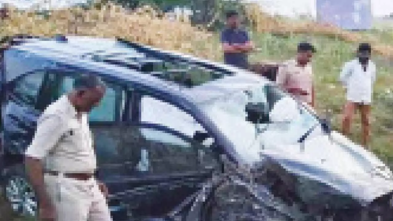 IAS officer, 2 others killed in road accident in Kalaburagi IAS officer, 2 others killed in road accident in Kalaburagi