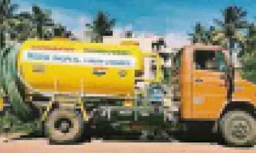 Cleaning of key trunk sewer line in Janakpuri, Hari Nagar begins