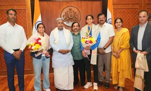CM honours sportswomen, announces Rs 5 lakh prize each