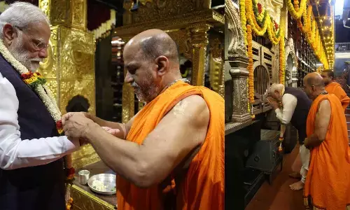 PM Modi Highlights India’s Spiritual Continuity; Seer Compares Him to Arjuna, Calls for Sri Krishna Corridor