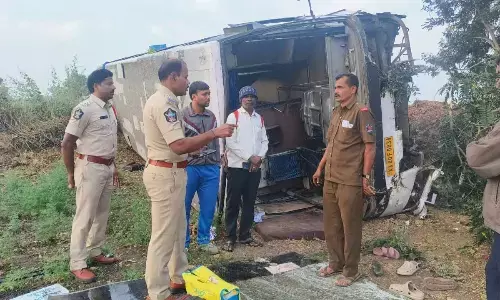 Karnataka bus skids into fields near Tuggali; two injured