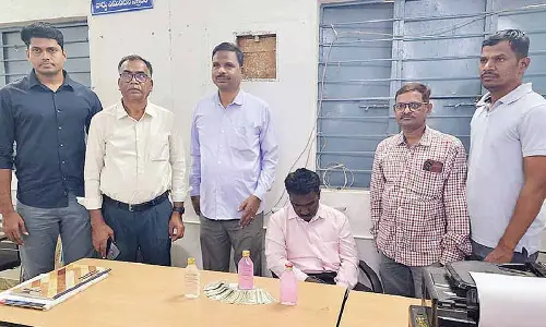 Hindupur municipal RI arrested for taking bribe