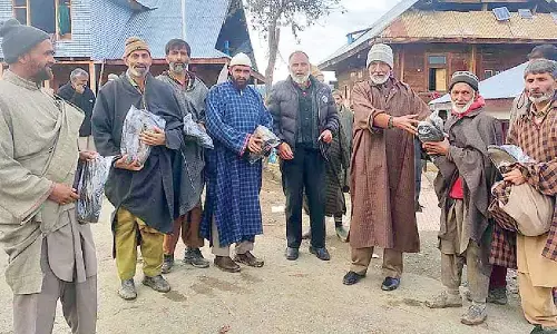 Kapda Bank expands services: Kashmiris await a truckload of warm clothes